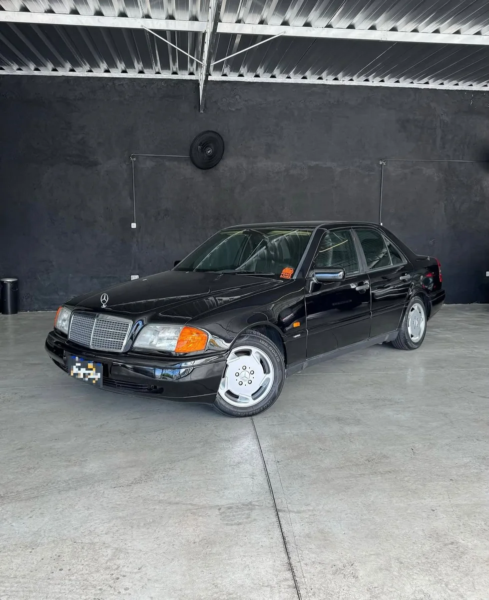 Mercedes-Benz C280 Sport 1995 preta em destaque na Braga Veículos